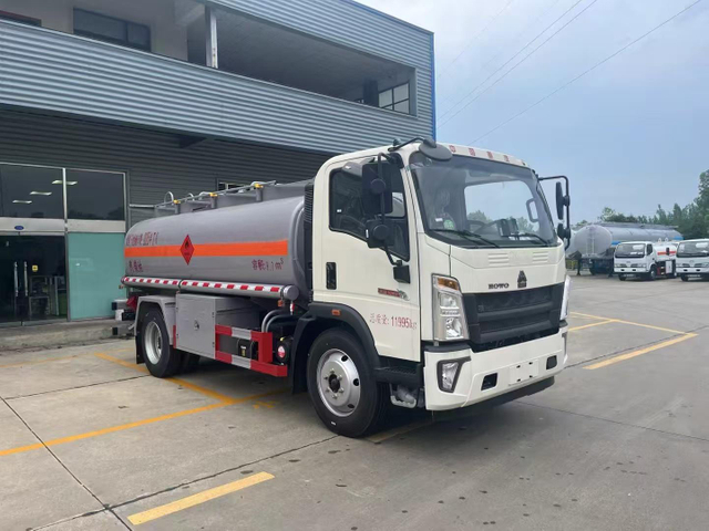 HOWO Light Truck 4X2 Oil Tanker Truck