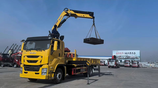 ISUZU GIGA 6X4 with XCMG 16Ton Crane 