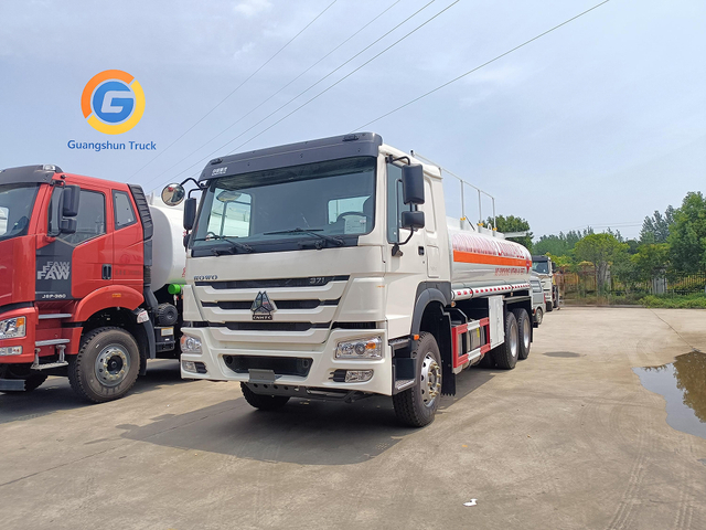 HOWO Heavy Truck 6X4 Oil Tank Truck