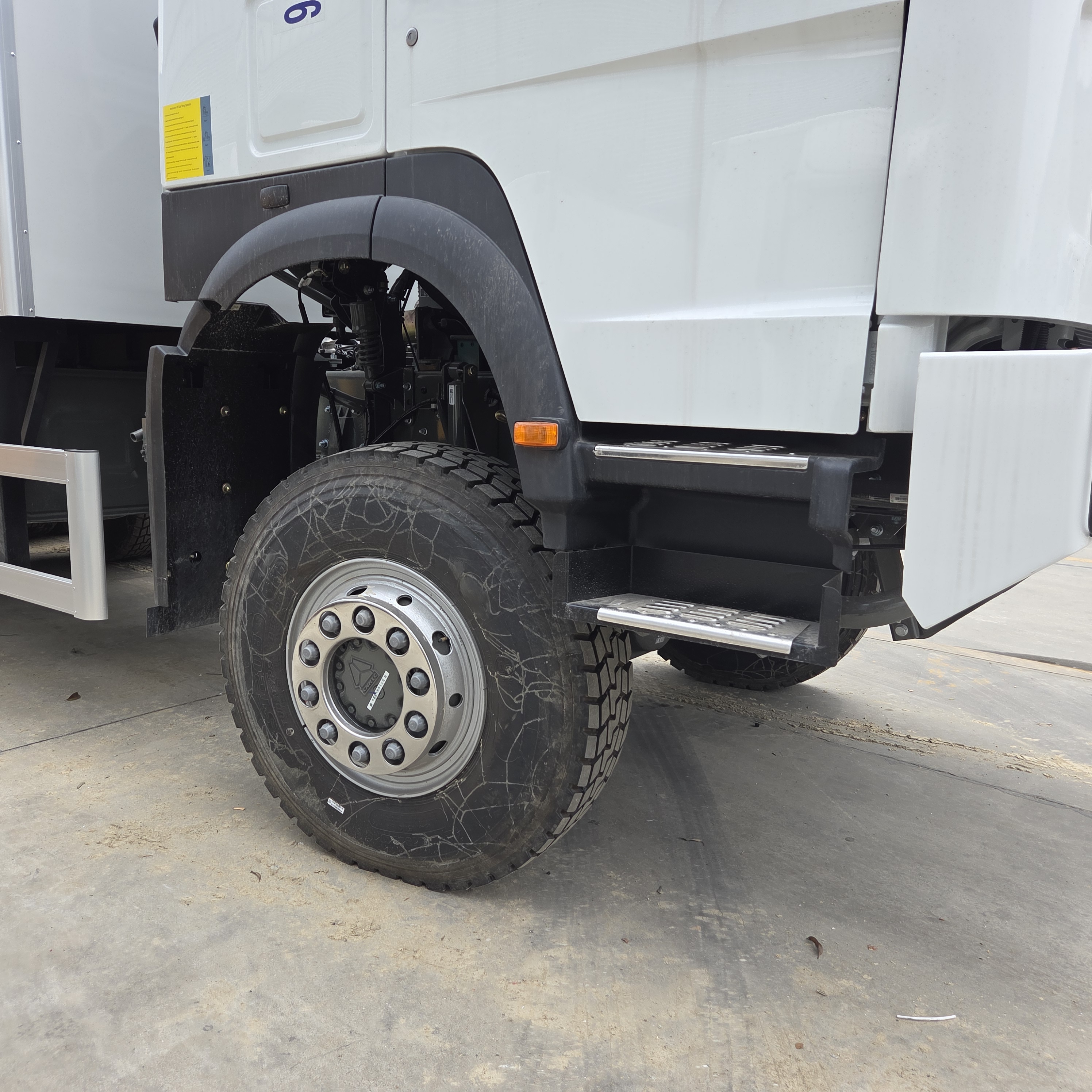HOWO 6X6 Maintenance Tool Lube Truck