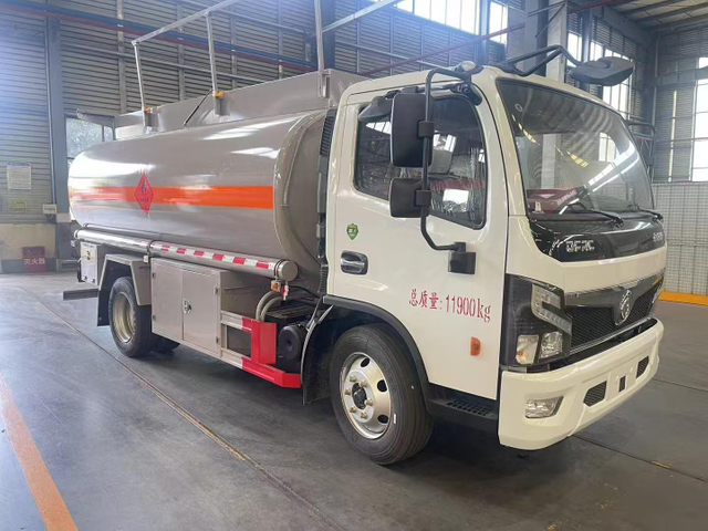 Dongfeng Light Truck 4X2 Oil Tanker Truck